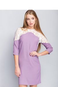 Elegancka sukienka zdobiona delikatną koronką MM1093 Liliowy