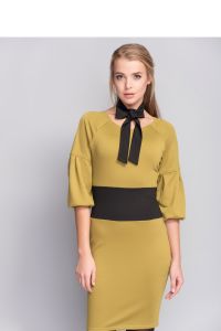 Dopasowana sukienka z modną wstawką MM1085 Oliwny