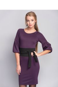 Dopasowana sukienka z modną wstawką MM1085 Bakłażan