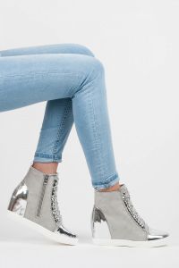 SNEAKERSY Z POŁYSKIEM Szary